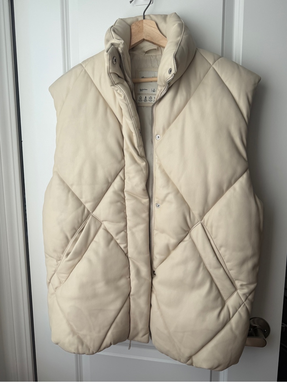 Abercrombie & Fitch Cream Faux Leather Quilted Oversized Puffer Vest – Small
